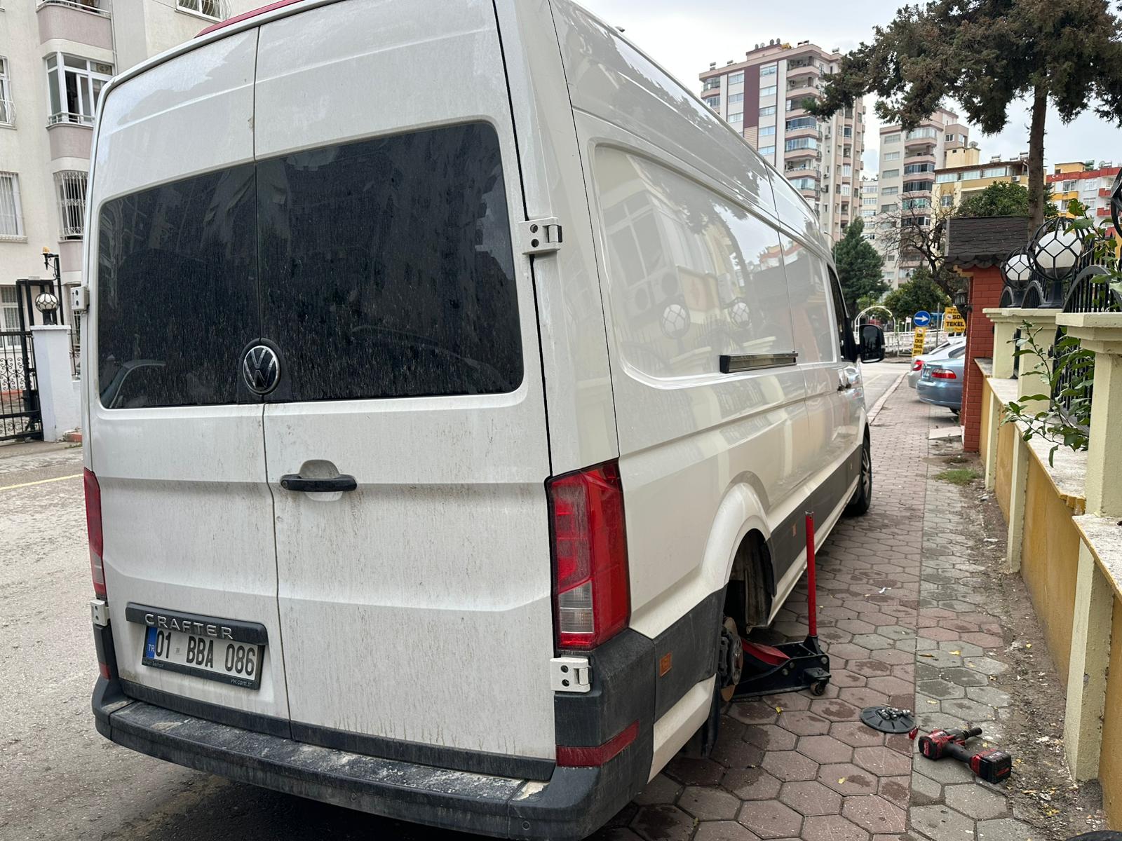 Çukurova site otoparkında lastik değişimi